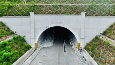 西康高铁全线20座隧道全部贯通，西安远景公司“智能动力轨排”，助力西康高铁建设